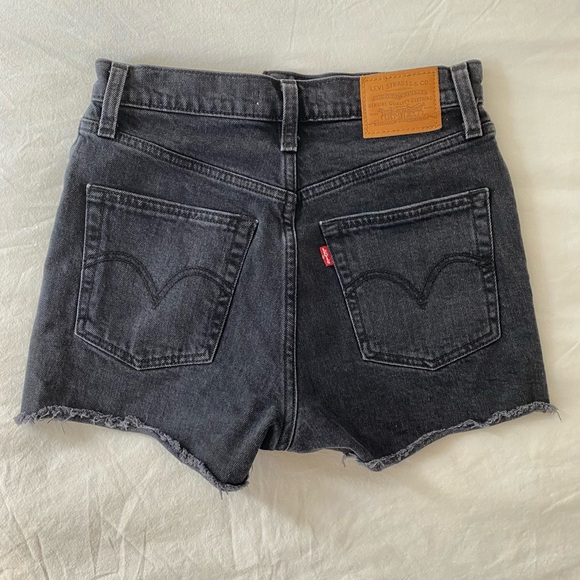 Levi’s Ribcage shorts - Picture 2 of 3